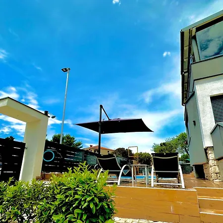 Apartment Loky - Sunny House 150m From Sea With Pool *