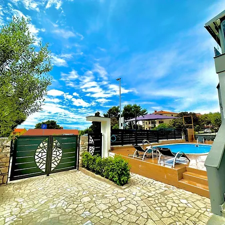 Loky - Sunny House 150m From Sea With Pool Apartment Banjole