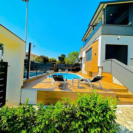 Loky - Sunny House 150m From Sea With Pool Apartment