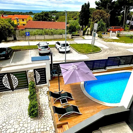 Apartment Loky - Sunny House 150m From Sea With Pool